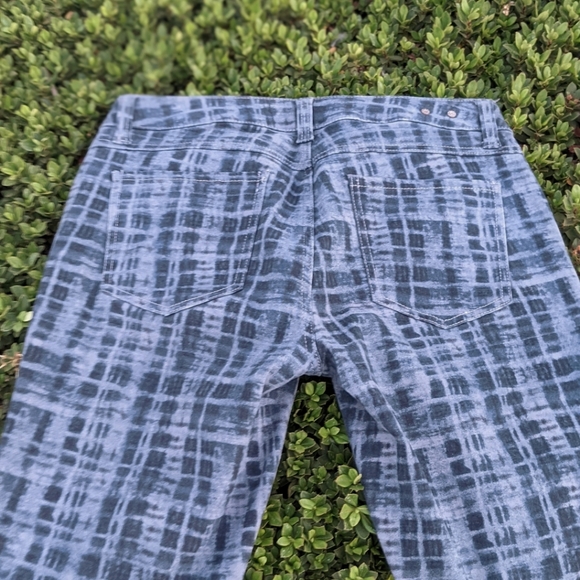 Cabi blue/gray grid print skinny denim stretch jeans. Size 8 - Picture 2 of 14